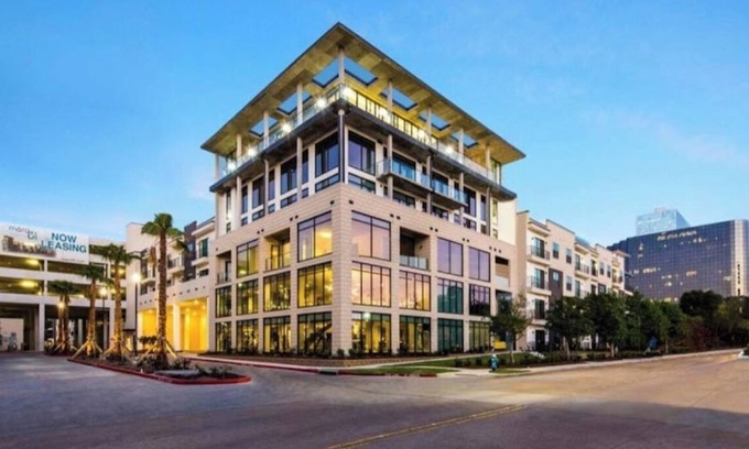 Greenway Plaza-Upper Kirby Apartamento | Central 2BR/2BA - View & Gym Luxury