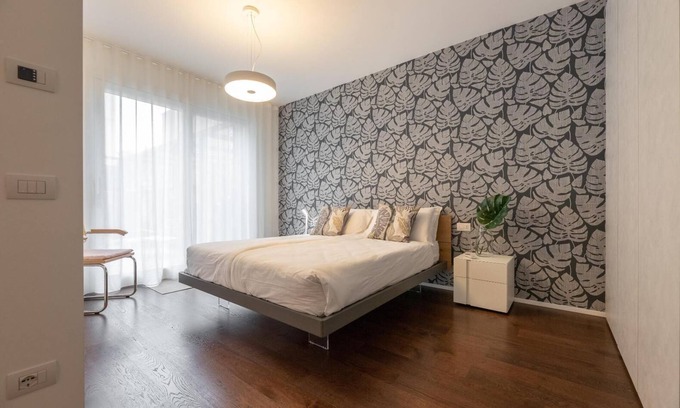 Como City Centre Apartamento | Central 2BR Apartment – Private Parking – Long Term Welcome