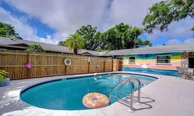 Pinellas Park Apartamento | Central 2BR Apt: Heated Pool & W/D on Site