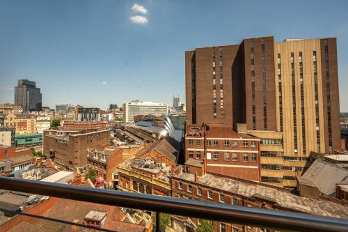 Theatreland Birmingham Apartamento | Central 2BR Flat - Balcony View in Bright Westside