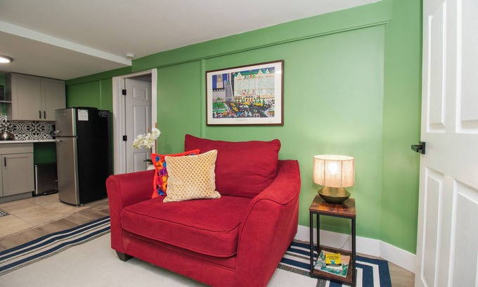 Central Islip Apartamento | Central 2BR, Garden Suite, Top Amenities & Care!