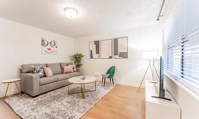 Brentwood Apartamento | Central 2BR king suite with pool and gym