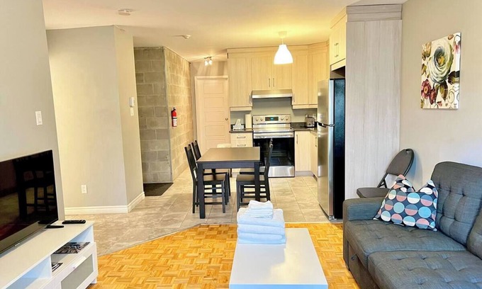 Plateau Mont Royal Alquiler De RV | Central 2BR | Near Metro & Parks