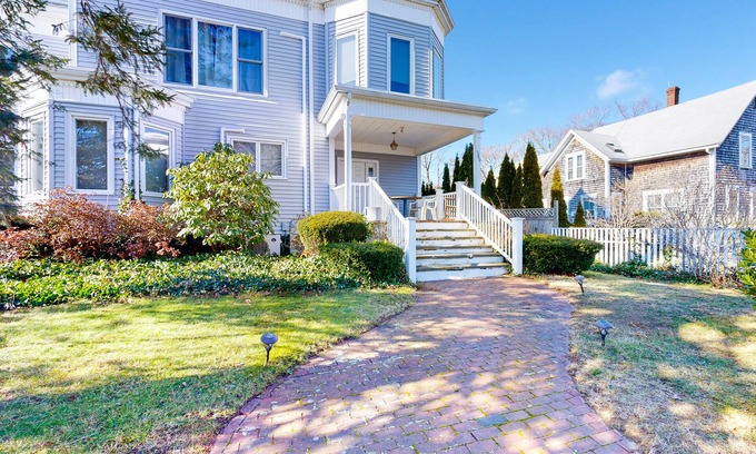 Vineyard Haven Apartamento | Central 2nd-floor apartment with propane stove, grill, W/D, & great location