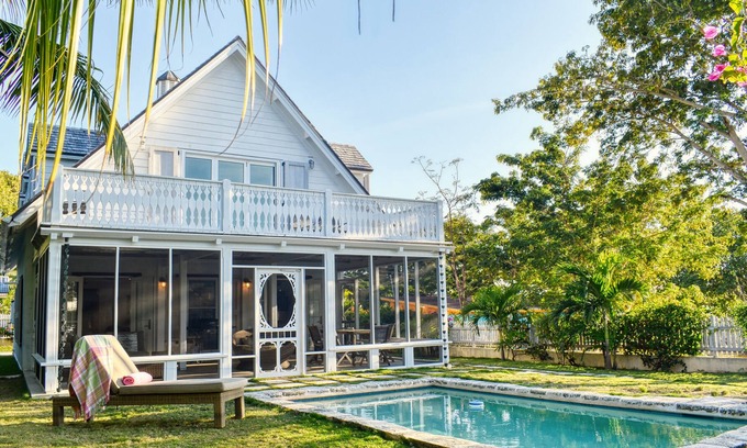 Governor's Harbour Casa | Central 3 bed house with pool & enclosed garden