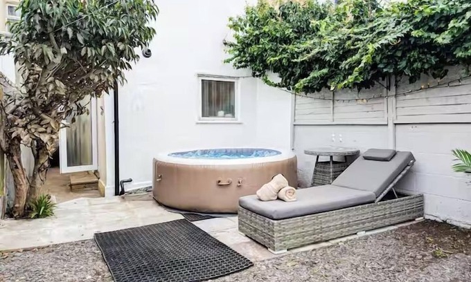 Portsmouth Apartamento | Central 3BR Home with Hot Tub Sleeps 10