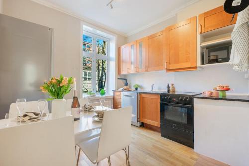 Toyen Apartamento | Central 5 room apartment!