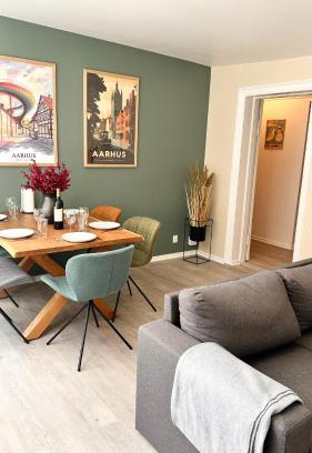 Vesterbro Apartamento | Central Aarhus Lejlighed i Gadeplan med Parkering lige udenfor