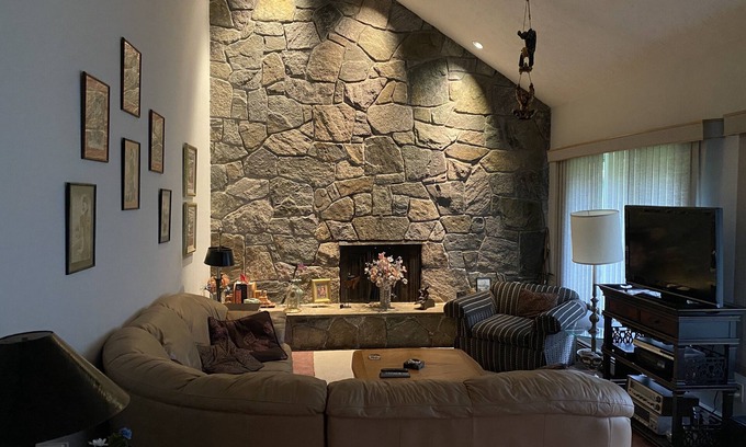 Cotuit Casa | PLUSH HOME, AIRE CENTRAL, CABLE PREMIUM, CUBIERTA TRASERA, BARRIO TRANQUILO!