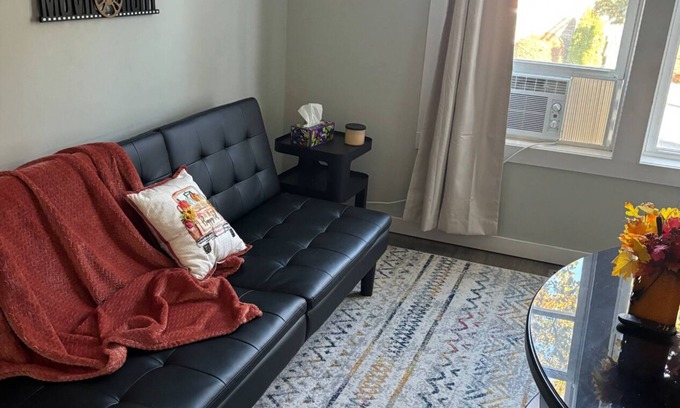 Oswego Apartamento | Central and Stylish 1-bedroom apartment with WiFi in Charming Oswego