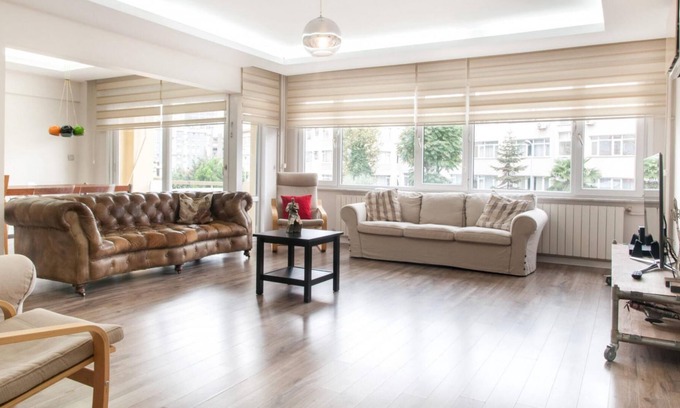 Gayrettepe Apartamento | Central and Vibrant Flat with Balcony in Besiktas