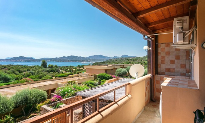 Portisco Apartamento | Apartamento céntrico 'Bilocale Asfodeli 2' cerca de la playa con balcón y vistas al mar