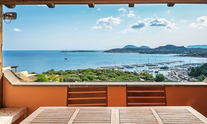 Portisco Apartamento | Apartamento central 'Bilocale Asfodeli' cerca de la playa con increíbles vistas al mar y balcón