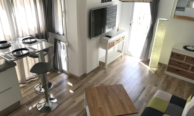 San Anton Apartamento | Apartamento centrico, todo reformado, con balcón soleado y bicicletas gratis.