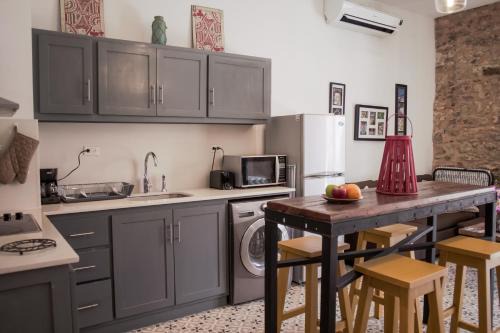 Casco Viejo Apartamento | Central Apartment in Casco Viejo - View on Main Plaza