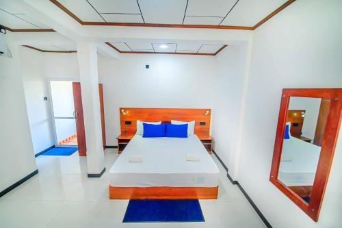 Aluthgama Apartamento | Central Apartment near Bentota Beach- Balcony & Kitchen