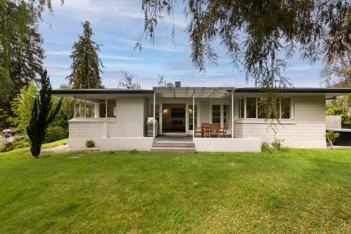 Arrowtown Casa | Central Arrowtown - 4 Beds and Hot Tub!