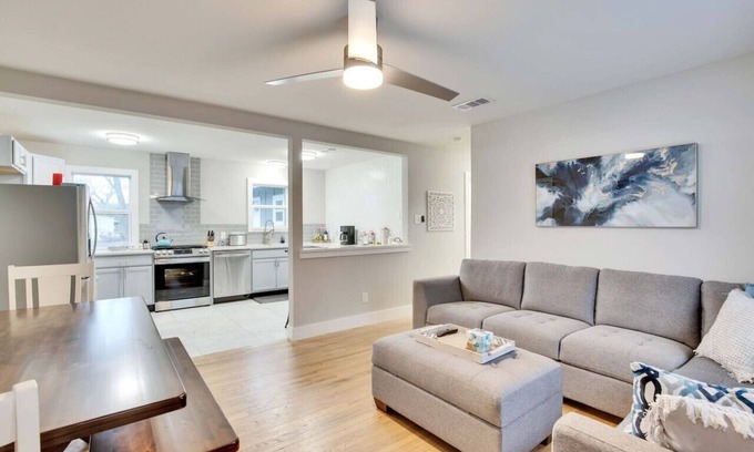 Govalle Casa | Central Austin 6 Bedroom Gem
