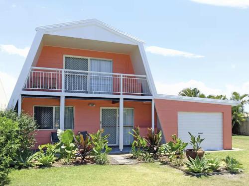 Bargara Apartamento | Central Bargara Beach Bungalow by UG