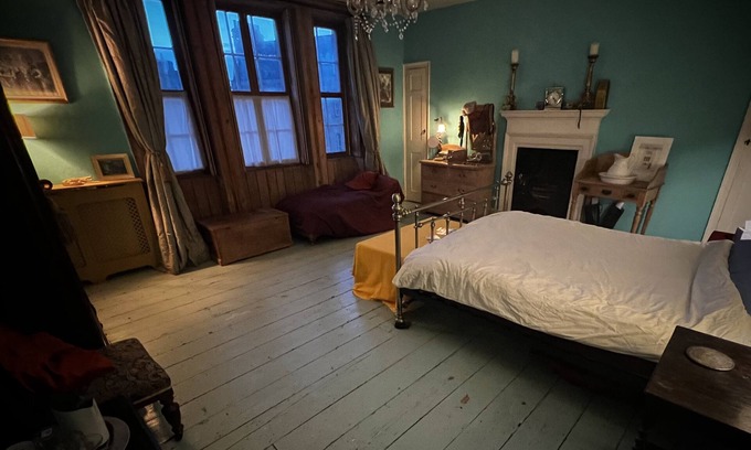 Bath Cama Y Desayuno | Central Bath,18th Century Georgian Rooms, Large Bedroom with Roll-Top bathroom