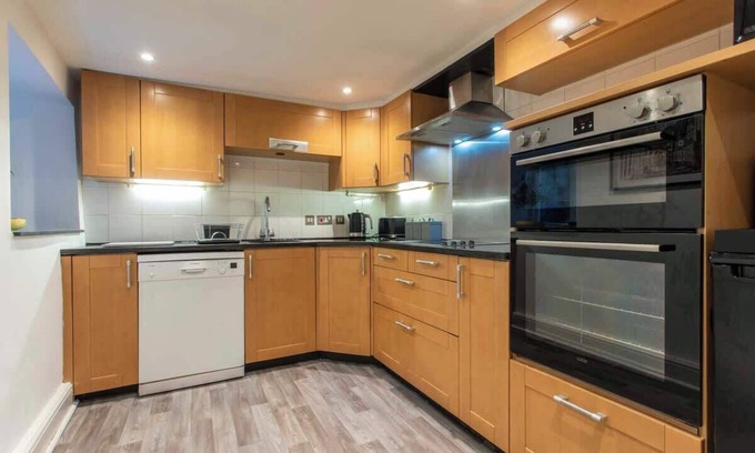 Bradford-on-Avon Casa | Central, beautiful home - with parking