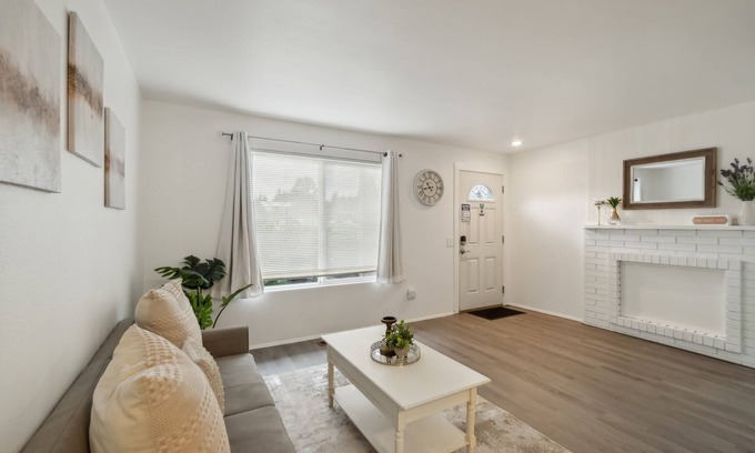 Lake Hills Casa | Central Bellevue Retreat 2 Bedroom Duplex