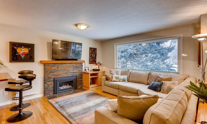 Baseline Sub Casa | ~ Central Boulder Gem - ¡20 acres de estacionamiento por la puerta trasera! ~