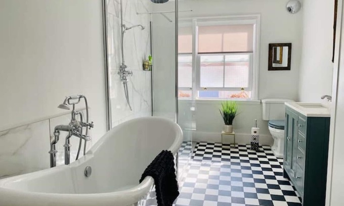 Brighton Casa | Central Brighton Stunning Townhouse with Parking, Fast Wifi & Garden