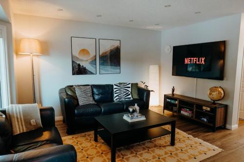 Glenbrook Casa | Central Calgary & Nearby Mountain Escape - 4 Beds