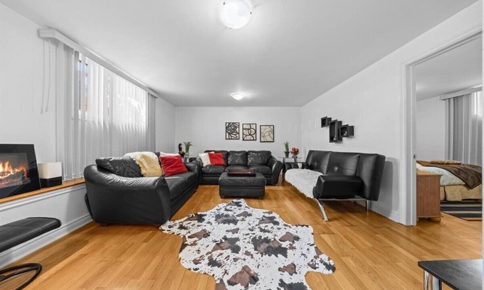 Old Ottawa East Apartamento | Central Canal 1 Bdrm w/private entrance, parking, deck. Beautiful area