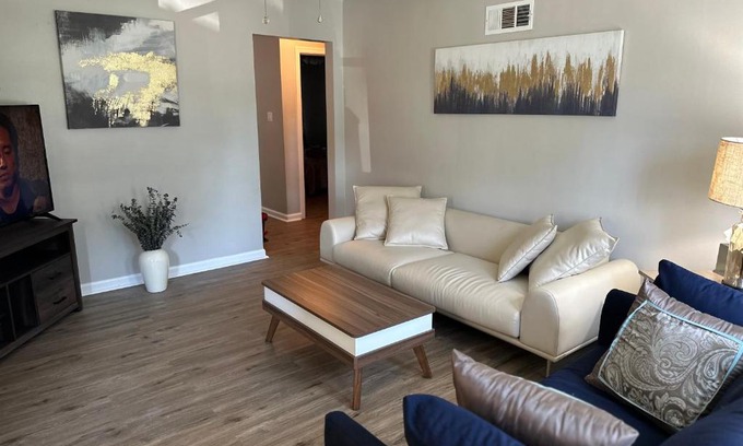 Evansville Apartamento | Central Chic on Washington