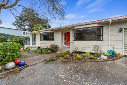 Mount Eden Casa | Central Comforts - Mount Eden Holiday Home