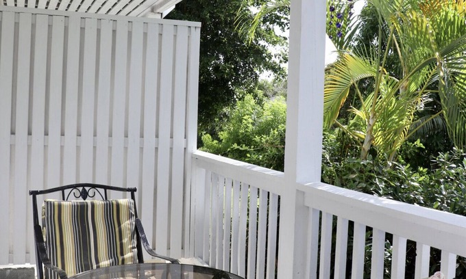 Estate Ruby Condominio | Central Condo Oasis w/ pool, walk to bus + shops