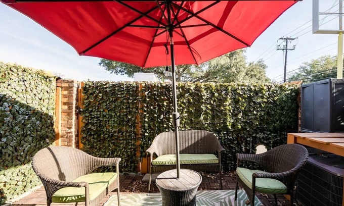 Brentwood Condominio | Central Condo w/ Patio, Walk to Shops and Food NEW