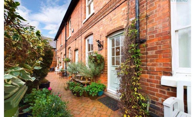 Chester Casa | Central Cottage With Parking By Cheshire Escapes