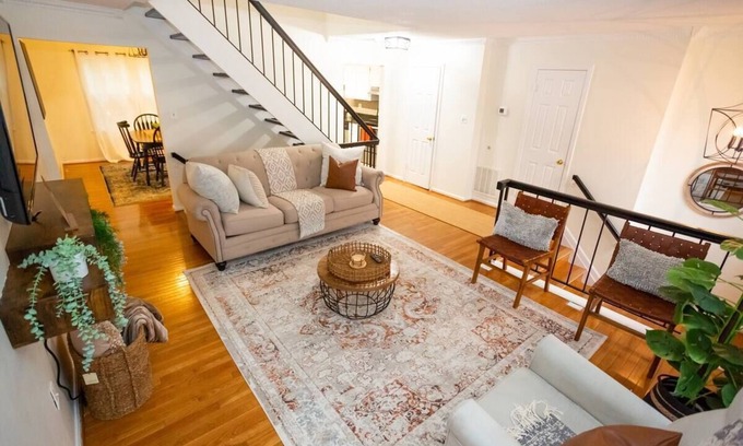 Burtonsville Casa | Central DC Metro Area Location, 3 bdrm 3.5 Bath home w/ KING bed, Deck, Parking