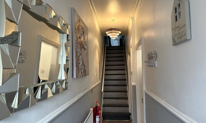 Doncaster Casa | Central Doncaster Mansion