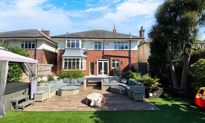Bournemouth Casa | Central Elegance: Chic Family Abode with Lush Garden for kids, BBQ, and Hot Tub