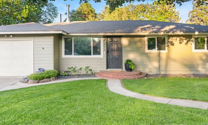 Ellensburg Casa | Central Escape- Large Backyard with Hot Tub