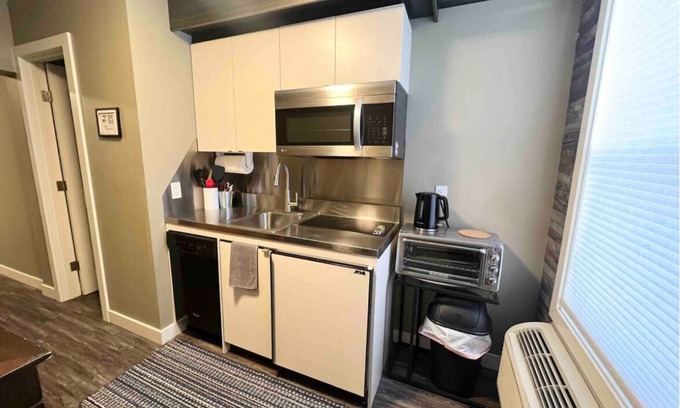 South Lethbridge Apartamento | Central Farmhouse-Style Micro Apartment