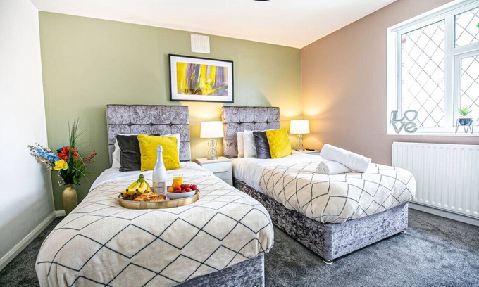 Whitnash Casa | 🌟Central House w/ Free Parking, SmartTV & Netflix🌟