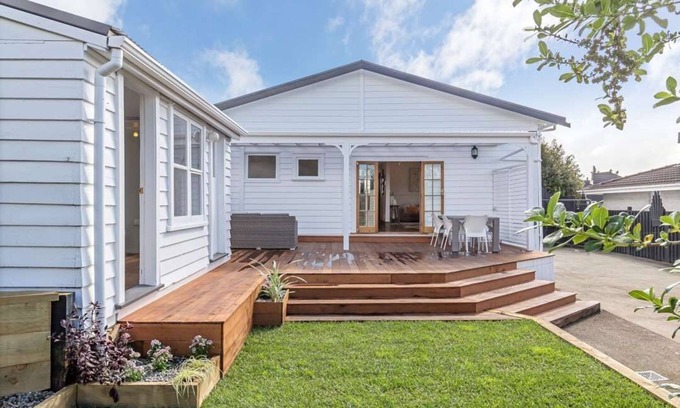 Northcote Casa | Central Home 10 minutes from Beaches and CBD! Pets Welcome