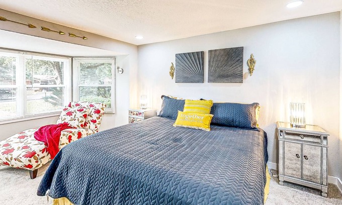 Pensacola Heights Casa | Central Home with Large Yard, Full Kitchen, Private Washer/Dryer & Smart TVs