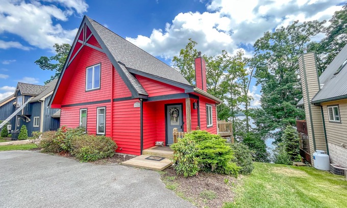 Thayerville Casa | Central Lake House with Private Dock! Walk to Area Hot Spots!