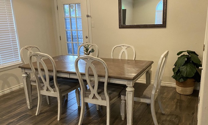 Bonanza Casa | Central Laredo / Entire HOME/ King Bed