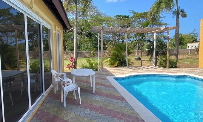 Runaway Bay Apartamento | Central located apartment. Beach, pool and parking access. Pet friendly