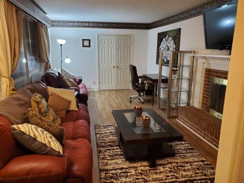 Lumberton Apartamento | Central located large home on quiet wooded street