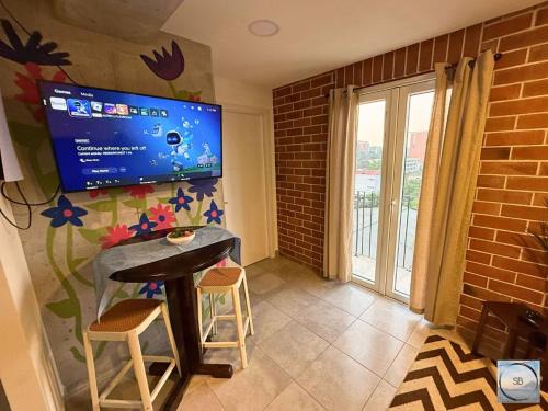 Zona 10 Apartamento | Central Location, Secure & Vibrant Night Life!