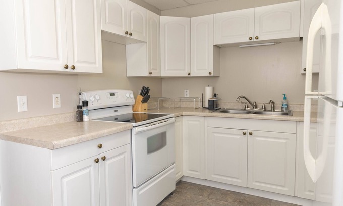 Superior Casa | Central Location! Cozy 4BR + Backyard | Smart TV