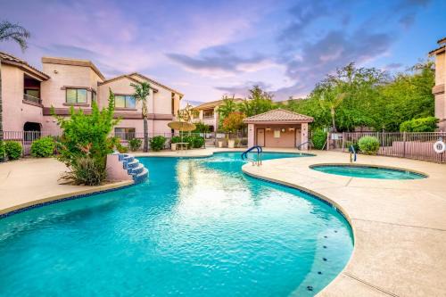 North Scottsdale Apartamento | Central Location, Heated Pool, Spa, Upgraded Unit, More